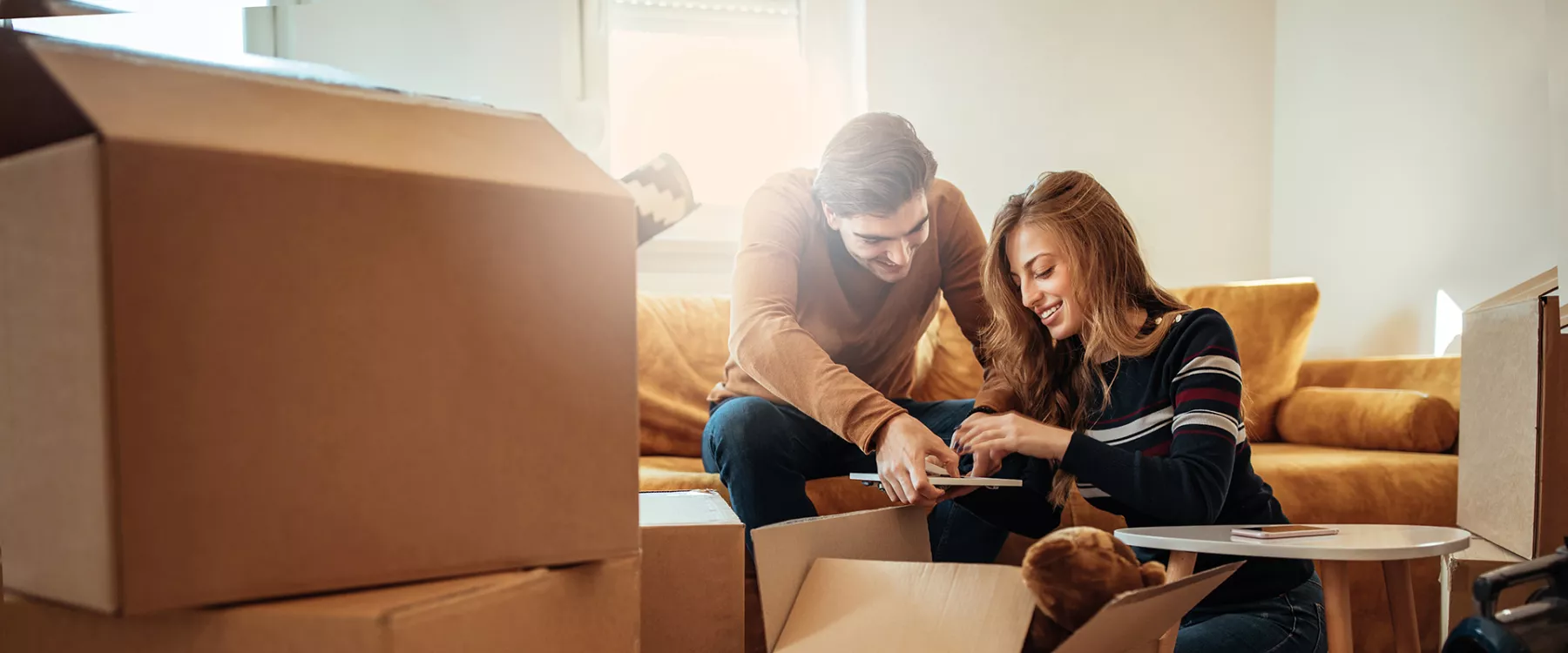 WGS Leitbild, Familie packt Umzugskartons aus